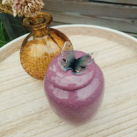 Keramieken urn roze met vlinder